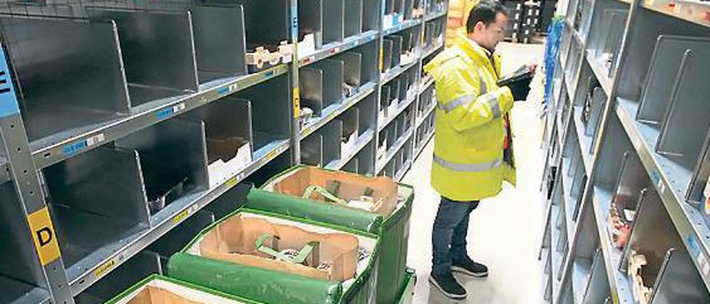 Die Verbraucherschutzorganisation Foodwatch wünscht, dass Lebensmittel-Lieferdienste - hier das Lager von Amazon Fresh - besser kontrolliert werden.