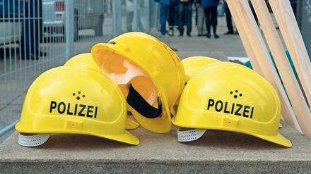 Zollstock statt Schlagstock. Auf so mancher Wache ist mehr als das übliche Polizei-Equipment gefragt. 