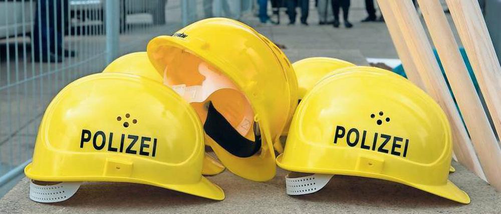 Zollstock statt Schlagstock. Auf so mancher Wache ist mehr als das übliche Polizei-Equipment gefragt.