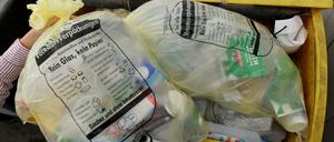 Und wer bringt den Müll weg? Eigentlich die Müllfirma (der Bürger zahlt dafür ja auch Geld).