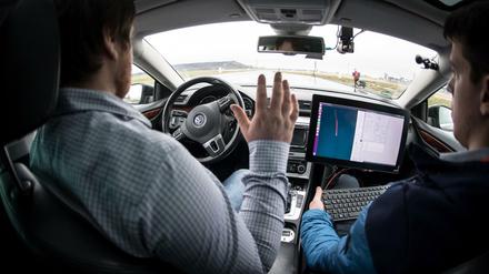 Hände weg. Noch sind fahrerlose Autos Gegenstand von Forschung und Entwicklung.