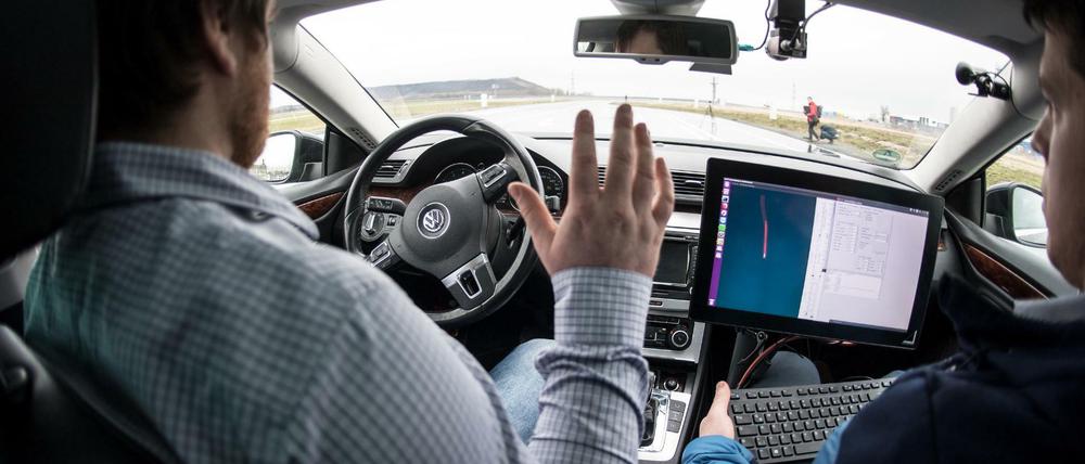 Hände weg. Noch sind fahrerlose Autos Gegenstand von Forschung und Entwicklung.