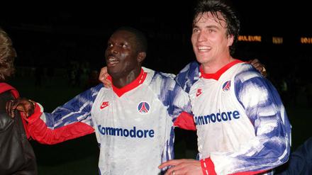 David Ginola (r.) und George Weah jubeln nach dem Schlusspfiff über den Sieg gegen Real Madrid.  