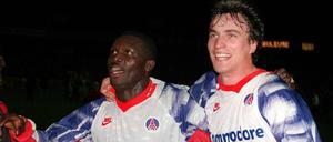 David Ginola (r.) und George Weah jubeln nach dem Schlusspfiff über den Sieg gegen Real Madrid.  