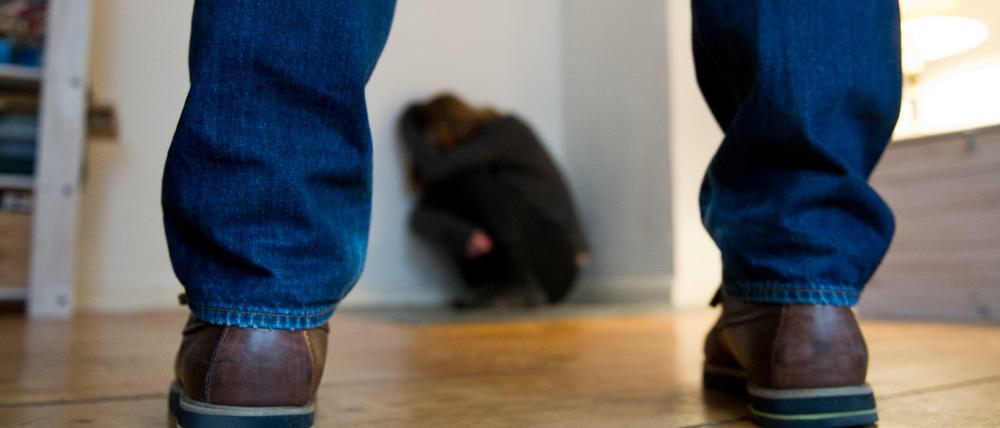 Dem Beschuldigten, der selbst Polizist ist, wird vorgeworfen, über seinen Dienstrechner sexuelle Kontakte zu einer Minderjährigen gesucht und Bilder von ihr verlangt zu haben.