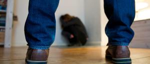 Dem Beschuldigten, der selbst Polizist ist, wird vorgeworfen, über seinen Dienstrechner sexuelle Kontakte zu einer Minderjährigen gesucht und Bilder von ihr verlangt zu haben.