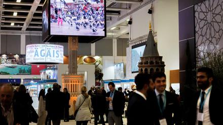 Besucher laufen zwischen den Ständen in der Ausstellungshalle der Türkei auf der Internationalen Tourismus-Börse (ITB). 