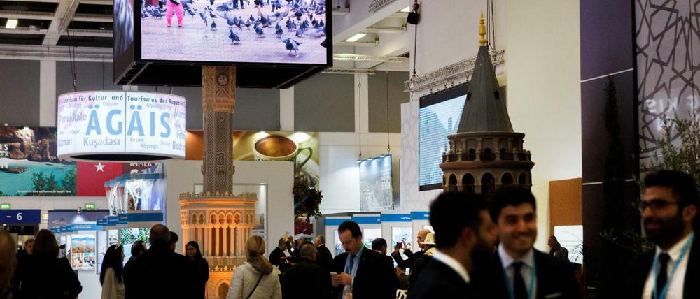 Besucher laufen zwischen den Ständen in der Ausstellungshalle der Türkei auf der Internationalen Tourismus-Börse (ITB).