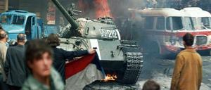 Demonstranten werfen 1968 in Prag brennende Fackeln auf sowjetische Panzer.