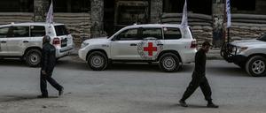 Der erste internationale Hilfskonvoi fährt durch die Stadt Duma.