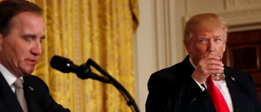 Donald Trump (r.) bei der Pressekonferenz mit dem schwedischen Ministerpräsidenten Löfven.