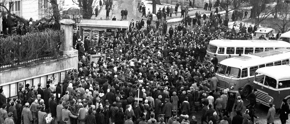 Viele Menschen gingen in Prag oder, wie hier zu sehen, in Warschau auf die Straße um zu demonstrieren