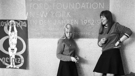 Studentinnen 1968 im Henry-Ford-Bau der FU Berlin