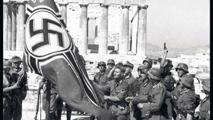 Väterland. Deutsche Soldaten hissen 1941 die Hakenkreuzfahne auf der Akropolis. Die Zahl der „Wehrmachtskinder“ kann nur geschätzt werden. 