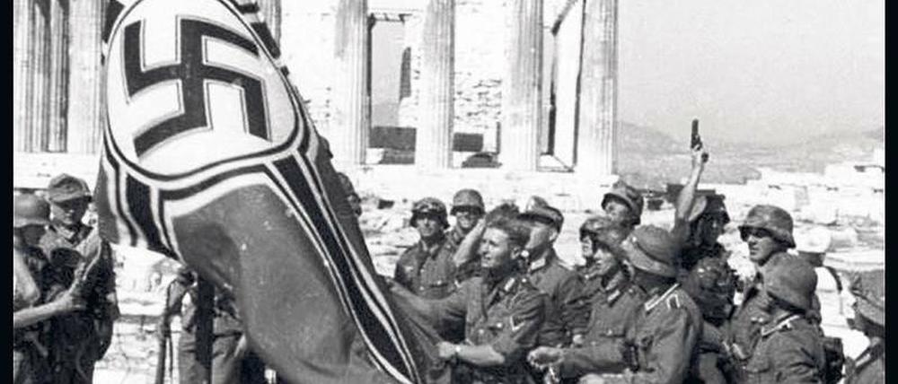 Väterland. Deutsche Soldaten hissen 1941 die Hakenkreuzfahne auf der Akropolis. Die Zahl der „Wehrmachtskinder“ kann nur geschätzt werden. 