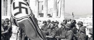 Väterland. Deutsche Soldaten hissen 1941 die Hakenkreuzfahne auf der Akropolis. Die Zahl der „Wehrmachtskinder“ kann nur geschätzt werden. 