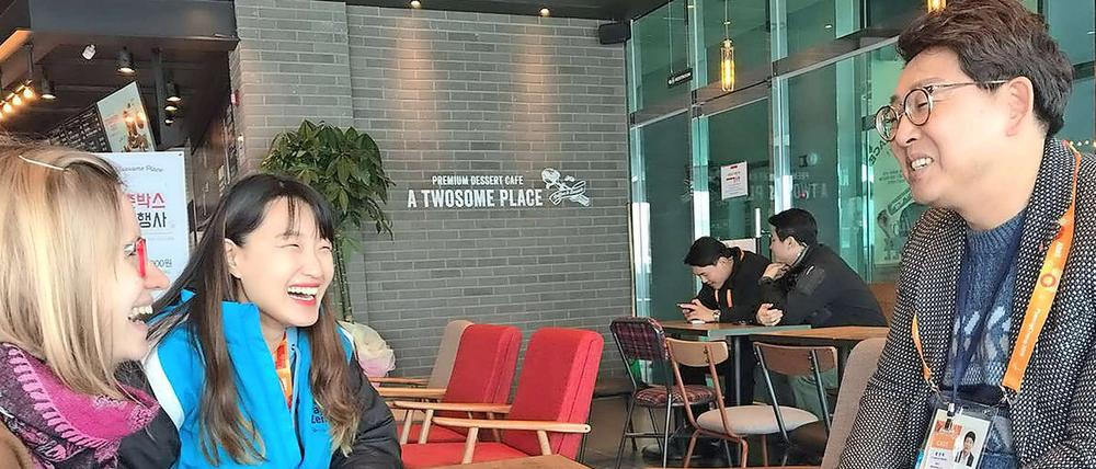 Zwei Journalisten der PZ im Interview mit dem Solisten Hwang Yung Taek.