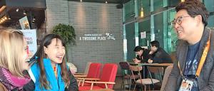 Zwei Journalisten der PZ im Interview mit dem Solisten Hwang Yung Taek.