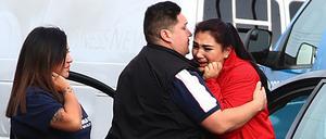 Angehörige trauern vor dem Seniorenheim für US-Veteranen in Kalifornien.