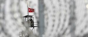 Ein türkischer Wachturm ist hinter einem Hochsicherheitszaun an der Grenze zwischen Griechenland und der Türkei in Neva Vyssa, Evros, zu sehen. 