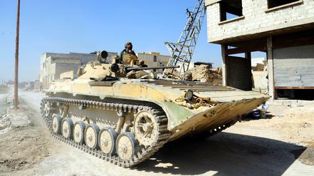 Panzer des Assad-Regimes rücken in die eroberten Ortschaften in Ost-Ghouta ein.