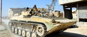 Panzer des Assad-Regimes rücken in die eroberten Ortschaften in Ost-Ghouta ein.