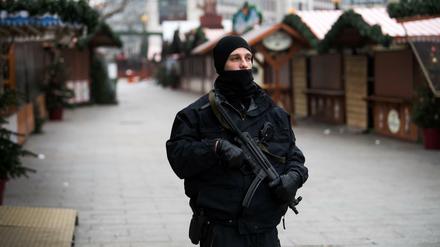 Ein Polizist am Anschlagsort auf dem Weihnachtsmarkt am Breitscheidplatz in Berlin.