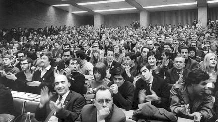 Blick in das überfüllte auditorium maximum der Technischen Universität während der "Internationalen Vietnam-Konferenz", die wenige Wochen vor dem Auftritt von Günter Grass und Gerd Bucerius an diesem Ort stattfand.