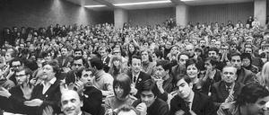 Blick in das überfüllte auditorium maximum der Technischen Universität während der "Internationalen Vietnam-Konferenz", die wenige Wochen vor dem Auftritt von Günter Grass und Gerd Bucerius an diesem Ort stattfand.