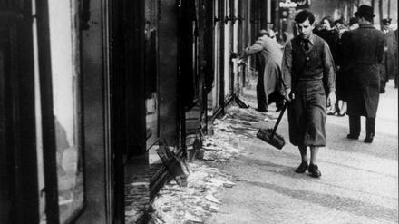 Eine jüdische Ladenfront am 10. November 1938, nach der Zerstörung durch Nazis. 