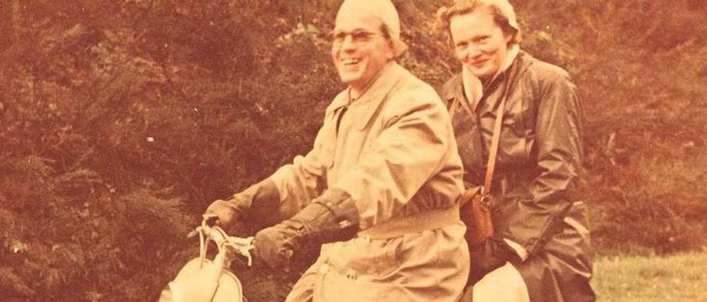 Glück der frühen 50er. Max und Elsbeth auf ihrer „Lambretta“, auf der leider kein Platz für die drei Kinder war. 