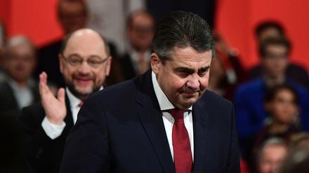 Sigmar Gabriel (vorne) und Martin Schulz.