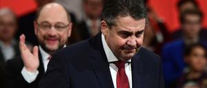Sigmar Gabriel (vorne) und Martin Schulz.