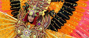 Traditionell geschmückt wirbt diese Frau für Indonesien als Reiseziel.
