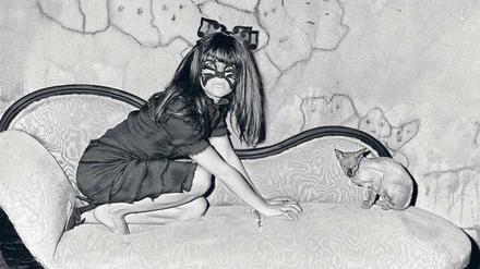 Geheimnis. 2005 fotografierte Roger Ballen „Selma Blair and Sphinx“. 