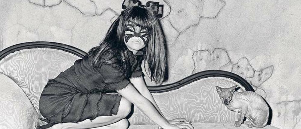 Geheimnis. 2005 fotografierte Roger Ballen „Selma Blair and Sphinx“. 