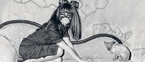 Geheimnis. 2005 fotografierte Roger Ballen „Selma Blair and Sphinx“. 
