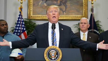 Im Beisein von Stahlarbeitern unterzeichnete Donald Trump am Donnerstag ein Dekret, das Strafzölle auf Stahl und Aluminium einführt.