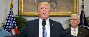 Im Beisein von Stahlarbeitern unterzeichnete Donald Trump am Donnerstag ein Dekret, das Strafzölle auf Stahl und Aluminium einführt.