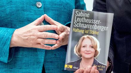 Bundeskanzlerin Angela Merkel bei der Vorstellung des neuen Buches der ehemaligen Justizministerin Sabine Leutheusser-Schnarrenberger