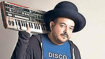 Schulterpolster. Camilo Lara nennt sich Mexican Institute of Sound.