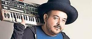 Schulterpolster. Camilo Lara nennt sich Mexican Institute of Sound.