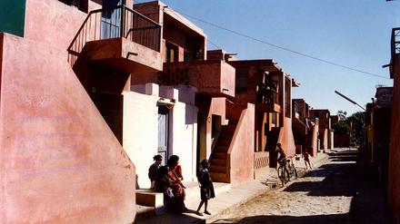 Das Aranya Low Cost Housing Projekt des indischen Architekten Balkrishna Doshi, in dem rund 80 000 Menschen leben. 