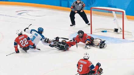 Herbe Enttäuschung. Norwegen (rote Trikots) verliert bei den Paralympics gegen Italien. Nun wird es ganz schwer mit der angepeilten Bronzemedaille. 