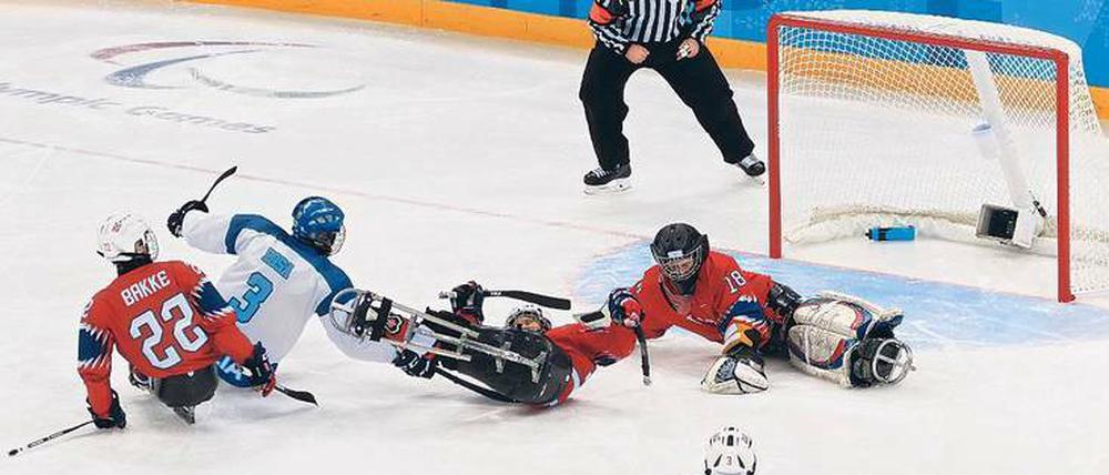 Herbe Enttäuschung. Norwegen (rote Trikots) verliert bei den Paralympics gegen Italien. Nun wird es ganz schwer mit der angepeilten Bronzemedaille.