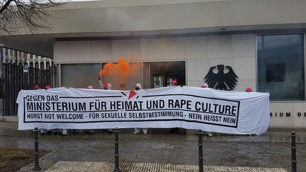 Aktionisten von "Nika - Nationalismus ist keine Alternative" am Mittwochmittag vor dem Bundesinnenministeriums. 