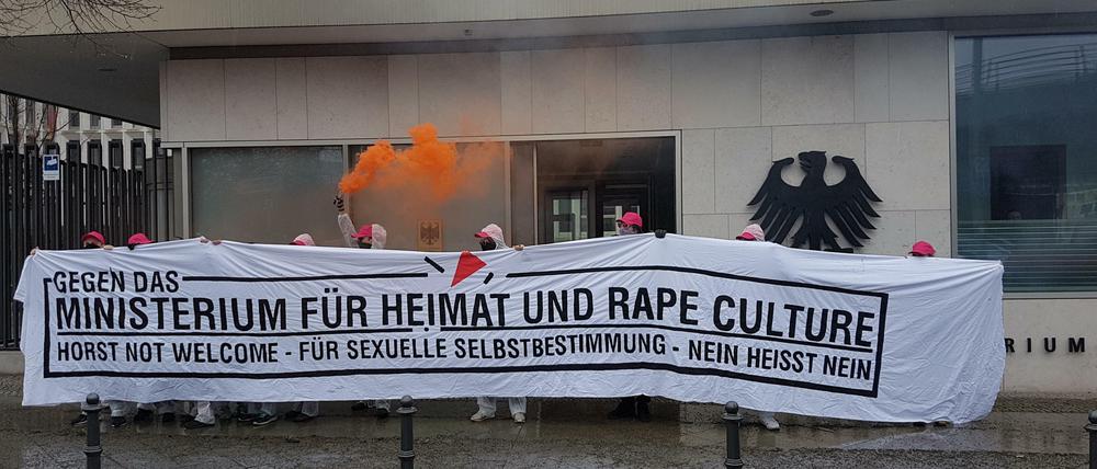 Aktionisten von "Nika - Nationalismus ist keine Alternative" am Mittwochmittag vor dem Bundesinnenministeriums.