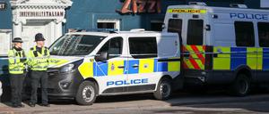 Polizei steht vor dem Restaurant Zizzi, das in Zusammenhang mit der mutmaßlichen Vergiftung des Doppelagenten Skripal steht.