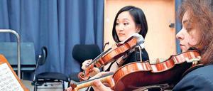 Sie spielen hier die erste Geige. Die DSO-Konzertmeisterinnen Byol Kang und Hande Küden bei einer Probe. 