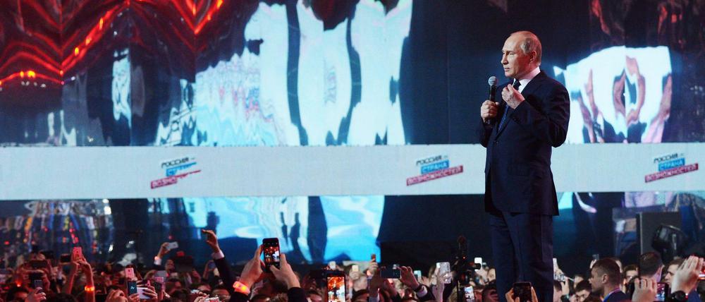 Russlands Präsident Wladimir Putin bei einem Wahlkampfauftritt vor russischen Jungwählern, die ähnlich konservativ denken wie ihre Eltern.